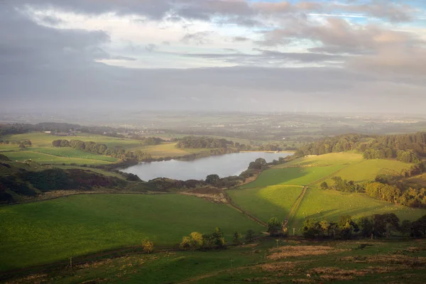 Szkocki poranek krajobraz z jeziora, pola i wzgórza — Zdjęcie stockowe