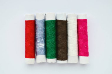 Renkli dikiş iplikleri seti 