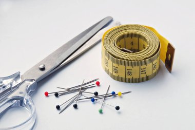 Makasla dikiş, mezura ve renkli iğneler için ayarlandı