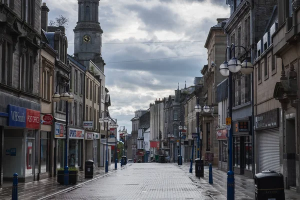 DUNFERMLINE, UNITED KINGDOM - HAZİRAN 06, 2020: Salgın COVID-19 nedeniyle boş şehir caddesi.