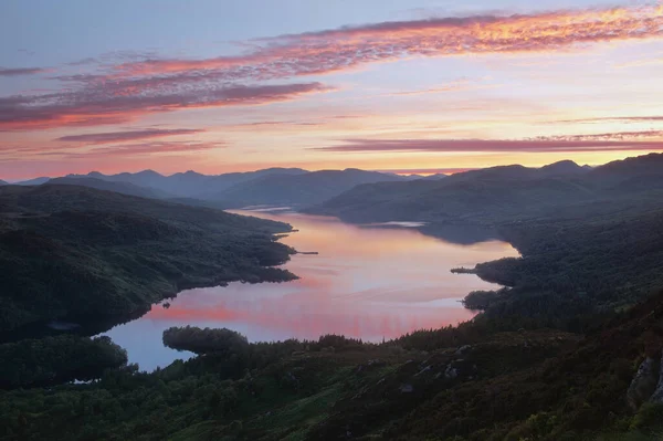 Gün batımında dağ gölü. Katrine Gölü. Lomond Gölü ve Trossachs Ulusal Parkı. İskoçya