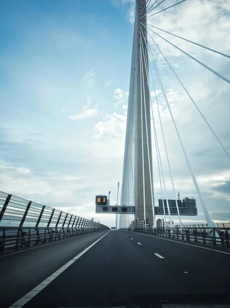 Gökyüzüne karşı asma köprü görüntüsü