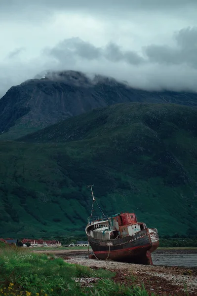 Stary statek wyrzucony na brzeg na Loch Linnhe w Fort William na Highland Coast of Scotland — Zdjęcie stockowe