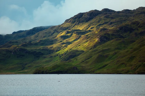 Hegyi Lejtő Mellett Kivilágított Nap Nyáron Loch Morar Highland Skócia — Stock Fotó