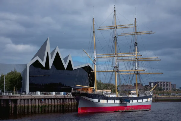 Eski yelkenli gemi iskeleye demir attı.