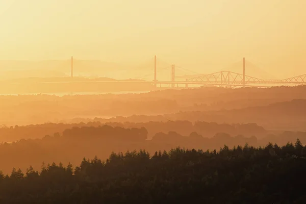 Morgonutsikt över två broar över havsviken — Stockfoto