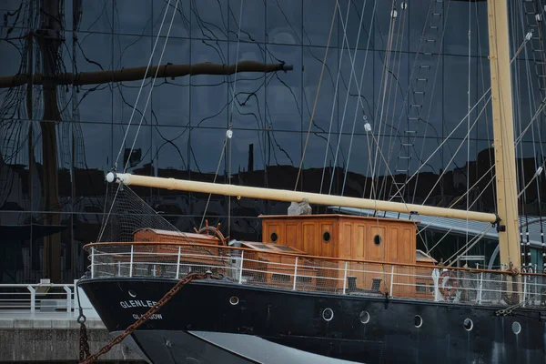 Antiguo velero amarrado al muelle — Foto de Stock