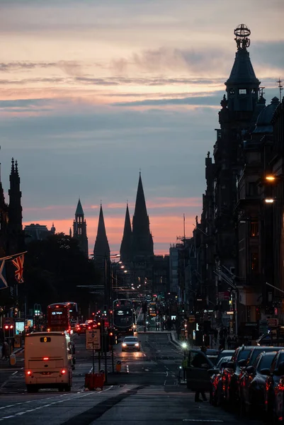 Edinburghs night street lit by street lights and filled with traffic — Stock Photo, Image