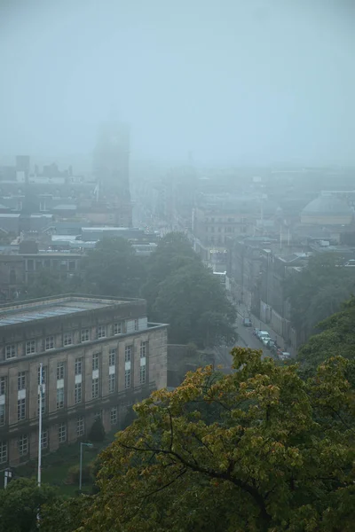 Uitzicht op Princes Street bedekt met mist van Calton Hill — Stockfoto