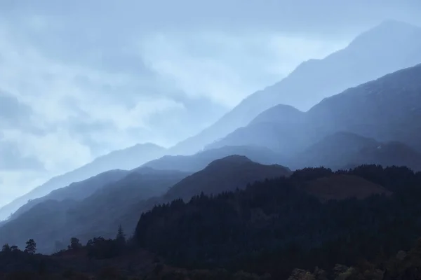 Mavi tonda tonsal perspektifli güzel İskoç manzarası
