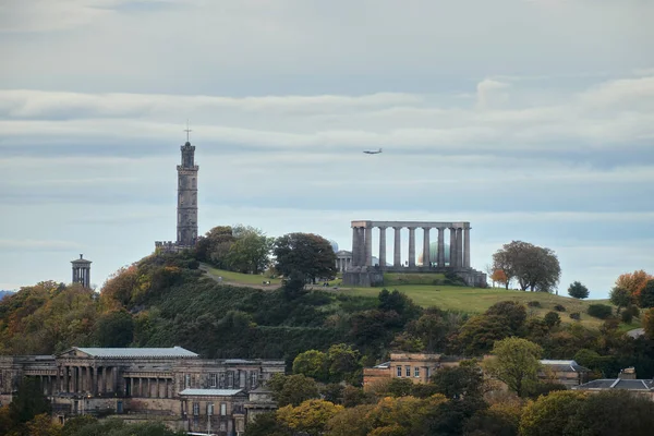 Vue imprenable sur le paysage urbain de la ville d'Édimbourg avec des monuments célèbres — Photo