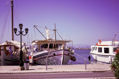 Yatlar ve balıkçı tekneleri Aegina bağlantı noktası beldesi Aegina Island, Saron Körfezi, Yunanistan demirledi