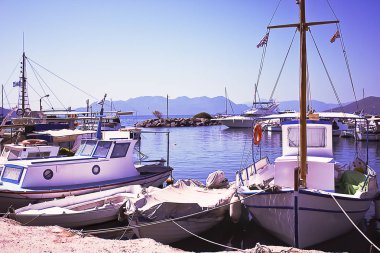 Yunanistan, yatlar ve balıkçı tekneleri Aegina bağlantı noktası beldesi Aegina Island, Saronic gulf demirledi