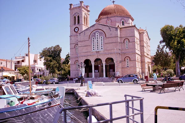 ギリシャ エギナ島エギナ島町の海岸で Panagitsa のドーム型の教会 1673 からデート 教会は 1906 年に再建されました — ストック写真