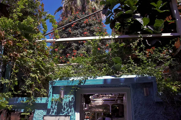 Calles de la ciudad de Egina con cafés con encanto, Isla de Egina, Golfo Sarónico, Grecia — Foto de Stock