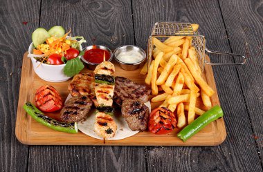 Tavuk ve köfte salata ile