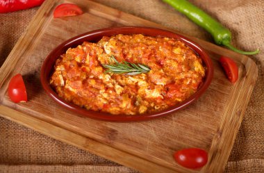 Omlet domates bir çukurda