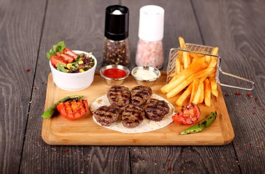 Patates ve baharatlar ile ızgara et