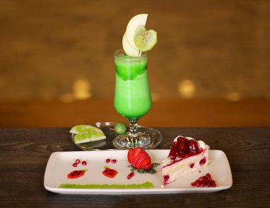 Elma suyu ve kivi ile birlikte çilek ve nar kek