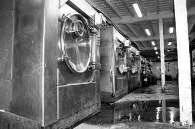 Bir çamaşır makinesi eski bir çamaşır makinesi ile bir siyah beyaz fotoğraf