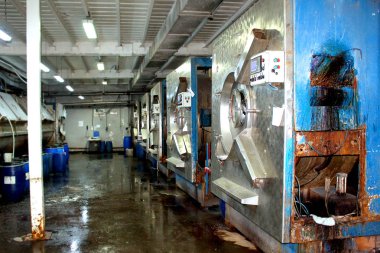 Eski çamaşır makineleri ve su varil ile eski çamaşır makinesi atölye