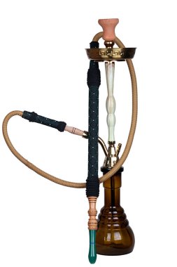 Kahve cam nargile gri bir pot ve nefis bir yeşil hortum ile