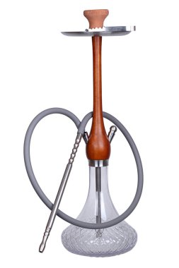 Gri bir pot ve bir hortum ile hassas bir ahşap nargile