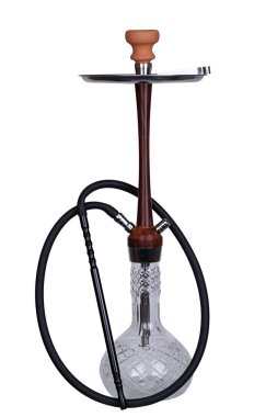 Bir fincan kahve kahverengi siyah bir pot ve hortum kafası ile zarif cam nargile