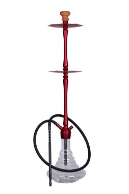 Hassas cam kanca ile koyu kırmızı gövdeli bir seramik menteşe ve siyah hortum