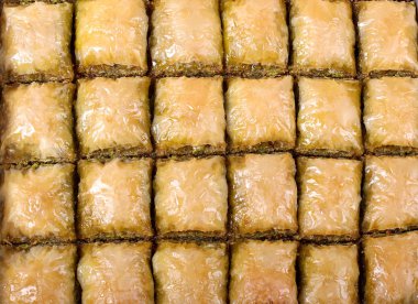 Antep fıstığı masanın üzerine bir sürü Türk baklava