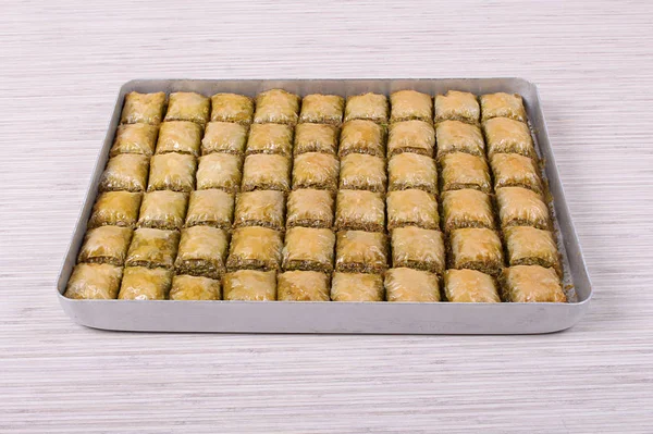 Baklava Mit Speziellen Pistazien Einem Großen Tablett Auf Dem Tisch — Stockfoto