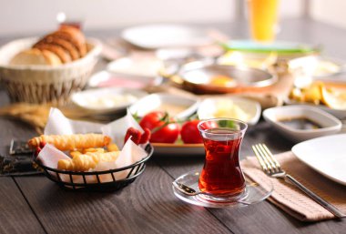 Kahvaltıda ekmek buğday domates peynir soslu taze fermente çay