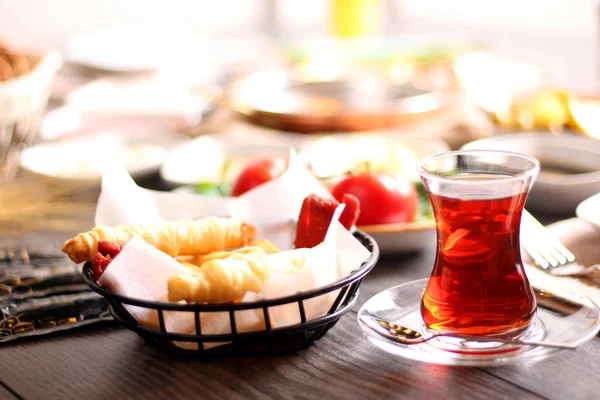 Ekmek ve ekmek Domates peynir ahşap bir masa üzerinde kahvaltıda taze fermente çay
