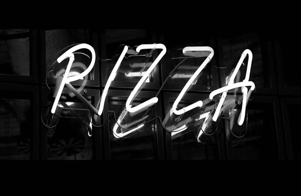 Schöne Leuchtreklame mit Pizza schwarz-weiß — Stockfoto