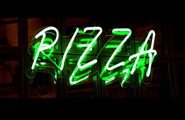 Schöne Leuchtreklame mit grüner Pizza — Stockfoto