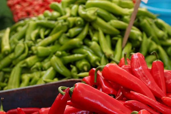 Pimienta roja gruesa y sabor verde en el mercado de frutas Fotos De Stock Sin Royalties Gratis