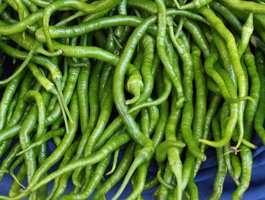 Piyasada baharatlı ve taze yeşil biber