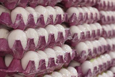 Bir satır şeklinde Menekşe kaplarda yumurta Paketli