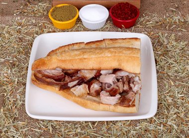 baharatlı tuzlu katı kokore beyaz tabakta sıcak