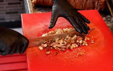 bir bıçak ile kokorec kırma