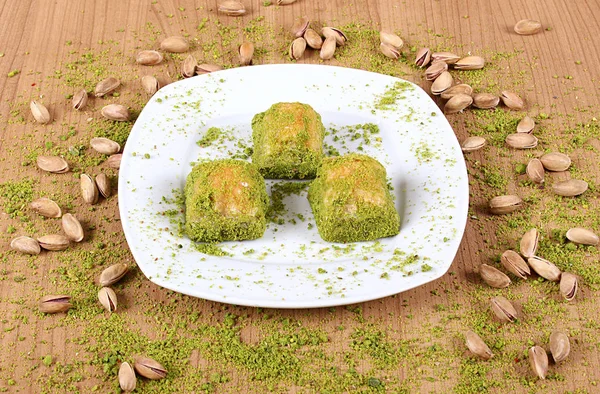 El mejor baklava kuru turco en el plato está lleno de verde — Foto de Stock