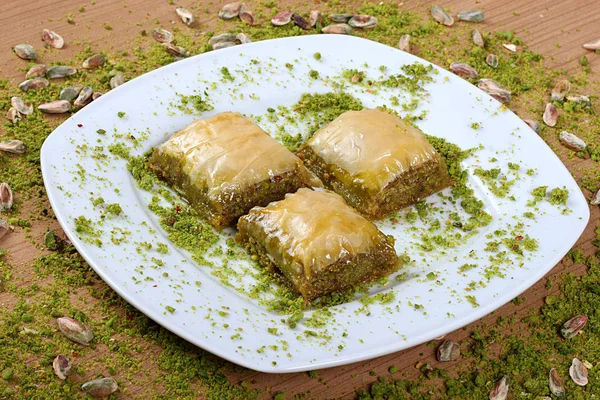 Il miglior baklava speciale turco Insieme con pistacchi su un w — Foto Stock