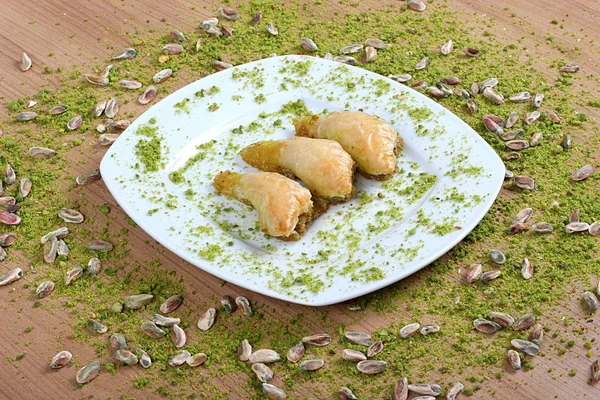 El mejor baklava subiyet turco en el plato está lleno de gre — Foto de Stock