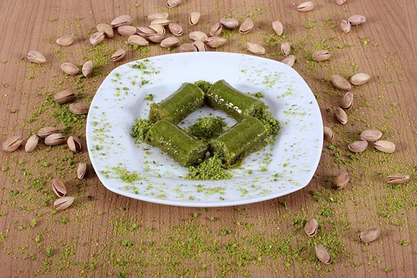 Baklava turca fistik sarmasi fresco y delicioso junto con pi — Foto de Stock