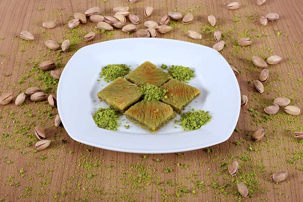 Baklava turca belluriye kadayif Junto con pistachos en un — Foto de Stock