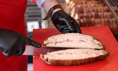 Bir sandviç kesme kokorec yöntemi