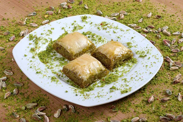 El mejor baklava especial turco Junto con pistachos en una p — Foto de Stock