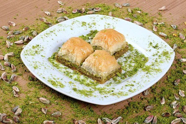 Los mejores pistachos de baklava turcos juntos en un plato blanco bi — Foto de Stock