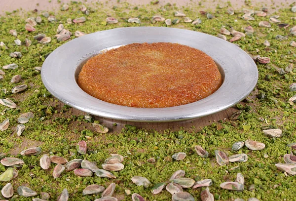 La mejor parrilla de baklava turca kunefe fresco en el plato es llenar — Foto de Stock