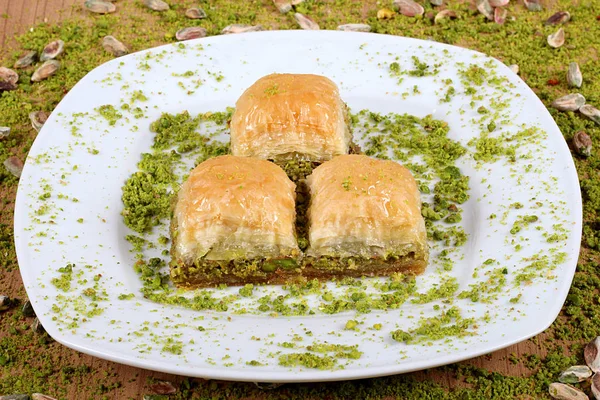 Найкращі турецькі баклави Свіжі та смачні фісташки разом — стокове фото